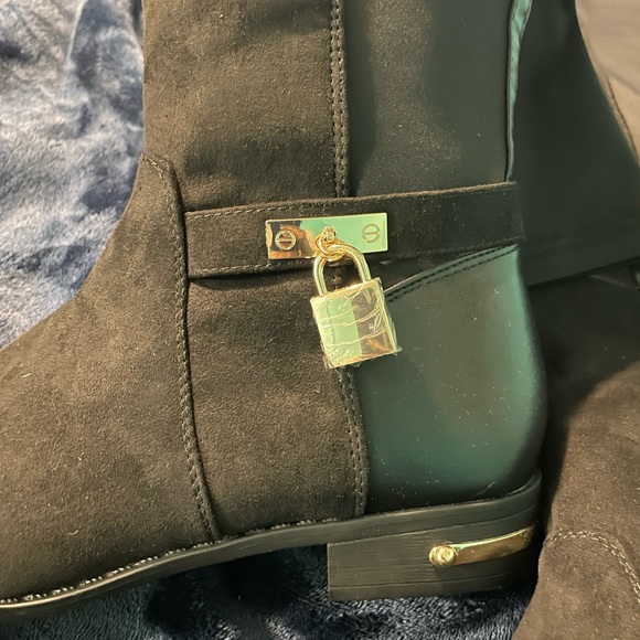 Women Flat Black and Brown Boots. Has never been worn. Comes over the knee. - Picture 3 of 6